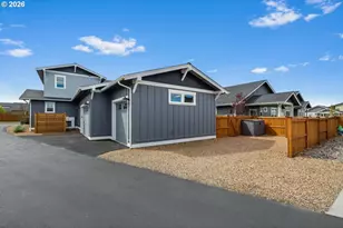 1733 NW Hemlock Ave, Redmond, OR 97756 - Photo 26