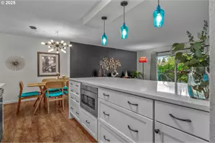 2393 SW Park Pl, Portland, OR 97205 - Photo 8