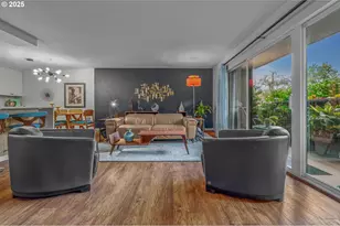 2393 SW Park Pl, Portland, OR 97205 - Photo 16