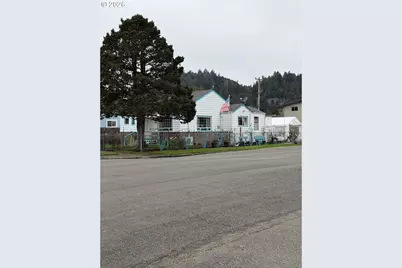 1009 Fir Ave, Reedsport, OR 97467 - Photo 2