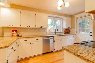 3325 Honeywood St, Eugene, OR 97408 - Photo 10