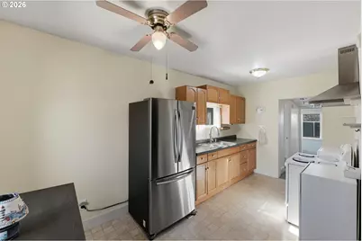 376 S Wall St, Coos Bay, OR 97420 - Photo 8