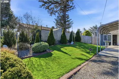 376 S Wall St, Coos Bay, OR 97420 - Photo 2