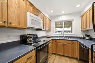 547 N Hayden Bay Dr, Portland, OR 97217 - Photo 16