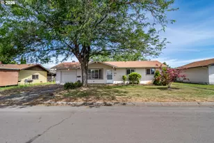 1976 Burdette Dr, Roseburg, OR 97471 - Photo 2