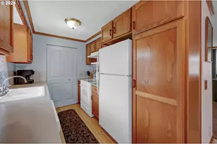 1113 Candlelight Dr, Eugene, OR 97402 - Photo 14