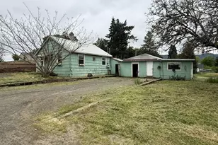 1420 NW Grove St, Roseburg, OR 97471 - Photo 2