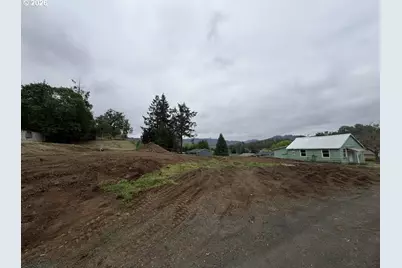 1420 NW Grove St, Roseburg, OR 97471 - Photo 8