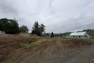 1420 NW Grove St, Roseburg, OR 97471 - Photo 8