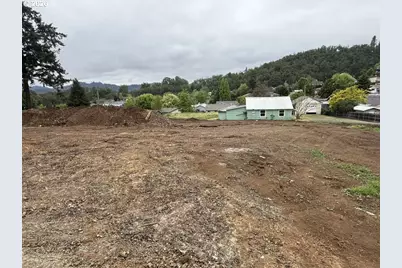 1420 NW Grove St, Roseburg, OR 97471 - Photo 12