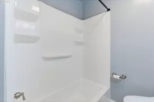 19 NE 139th Ave, Portland, OR 97230 - Photo 22