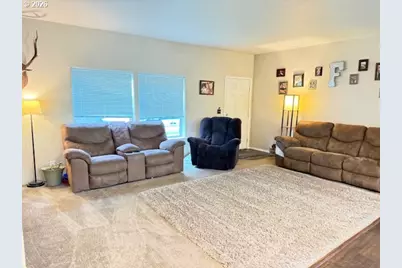 345 Debbie Ct, Glide, OR 97443 - Photo 4