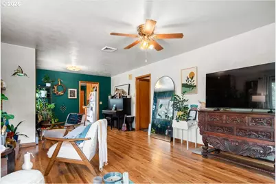 303 Mill St, Silverton, OR 97381 - Photo 8
