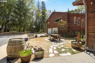 737 Pinecrest Dr, Grants Pass, OR 97526 - Photo 14