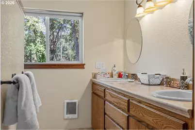 737 Pinecrest Dr, Grants Pass, OR 97526 - Photo 24