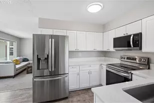 12513 NE Russell St, Portland, OR 97230 - Photo 10