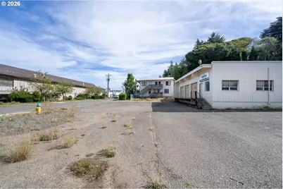 665 Hemlock Ave, Coos Bay, OR 97420 - Photo 6