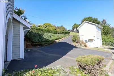 1368 Bayview St, North Bend, OR 97459 - Photo 32