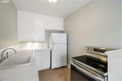 711 NE Randall Ave #203, Portland, OR 97232 - Photo 14