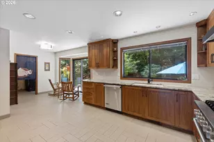 10052 SW Balmer Cir, Portland, OR 97219 - Photo 14