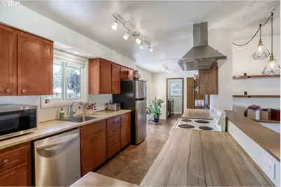 13614 SE Harrison Ct, Portland, OR 97233 - Photo 16