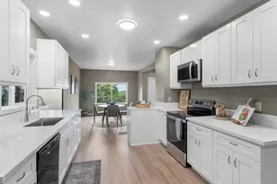 10503 NW 3rd St, Portland, OR 97231 - Photo 14