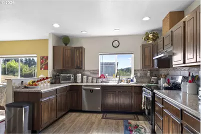 582 Valley View Rd, Sutherlin, OR 97479 - Photo 8