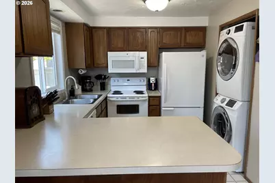 1340 9th St #1, Florence, OR 97439 - Photo 8
