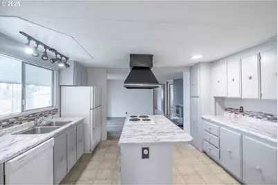 32300 Old Oak Dr, Tangent, OR 97389 - Photo 14