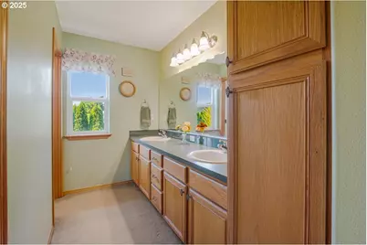 287 SW Oliver Ct, Dundee, OR 97115 - Photo 30