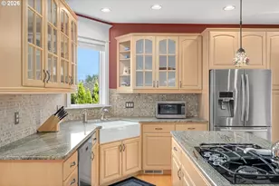 2530 Beacon Hill Dr, West Linn, OR 97068 - Photo 16