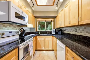 2210 SW Broadway Dr, Portland, OR 97201 - Photo 14