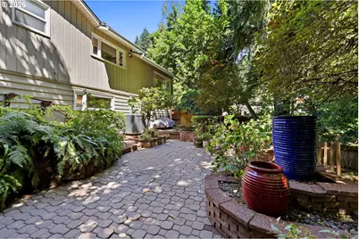 2210 SW Broadway Dr, Portland, OR 97201 - Photo 34