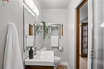 2210 SW Broadway Dr, Portland, OR 97201 - Photo 32
