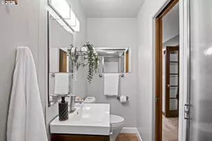 2210 SW Broadway Dr, Portland, OR 97201 - Photo 32