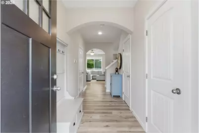 21180 Peyton Cir, Aurora, OR 97002 - Photo 2