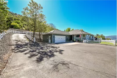 2804 NW Daysha Dr, Roseburg, OR 97471 - Photo 2