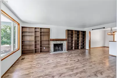 8025 SW Schiller Rd, Portland, OR 97225 - Photo 6
