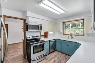 8025 SW Schiller Rd, Portland, OR 97225 - Photo 12