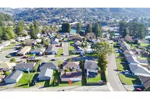 403 Linden Ln, Brookings, OR 97415 - Photo 12