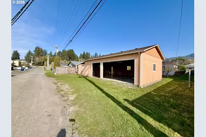 403 Linden Ln, Brookings, OR 97415 - Photo 10