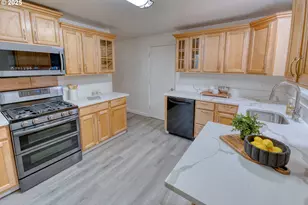 10525 SW 63rd Dr, Portland, OR 97219 - Photo 14