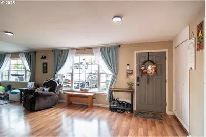 663 NE Knoll Ave, Roseburg, OR 97470 - Photo 6
