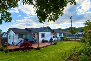 663 NE Knoll Ave, Roseburg, OR 97470 - Photo 2