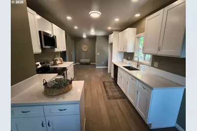 10503 NW 3rd St, Portland, OR 97231 - Photo 4