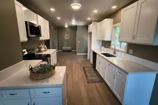 10503 NW 3rd St, Portland, OR 97231 - Photo 4