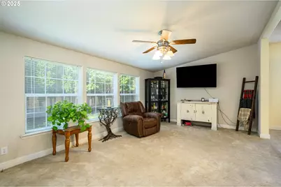 929 NE Hide Away Dr, McMinnville, OR 97128 - Photo 16