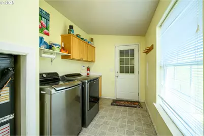 929 NE Hide Away Dr, McMinnville, OR 97128 - Photo 36
