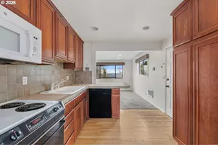 7040 SW Brier Pl, Portland, OR 97219 - Photo 8