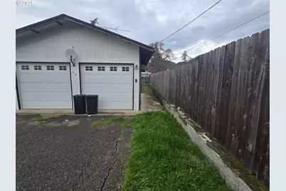 217 NE Peggy Ave, Roseburg, OR 97470 - Photo 20